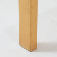 Alvar Aaltoがデザインし、Artekが製作したモデル81Bのダイニングテーブルです。バーチ材の柔らかな木肌と、アアルトを象徴するLレッグの曲木構造にリノリウム天板を組み合わせた、北欧モダンを代表するタイムレスな一台。幅120cmの使いやすいサイズは4人掛けのダイニングテーブルとしてはもちろん、書斎やワークスペースのデスクとしても取り入れやすい設計です。経年によって深みを増した木部の艶やかな表情と、使い込まれた天板の落ち着いた風合いがビンテージならではの魅力を高め、Artekオリジナルの希少性と普遍的なデザイン美が空間に上質な存在感をもたらします。