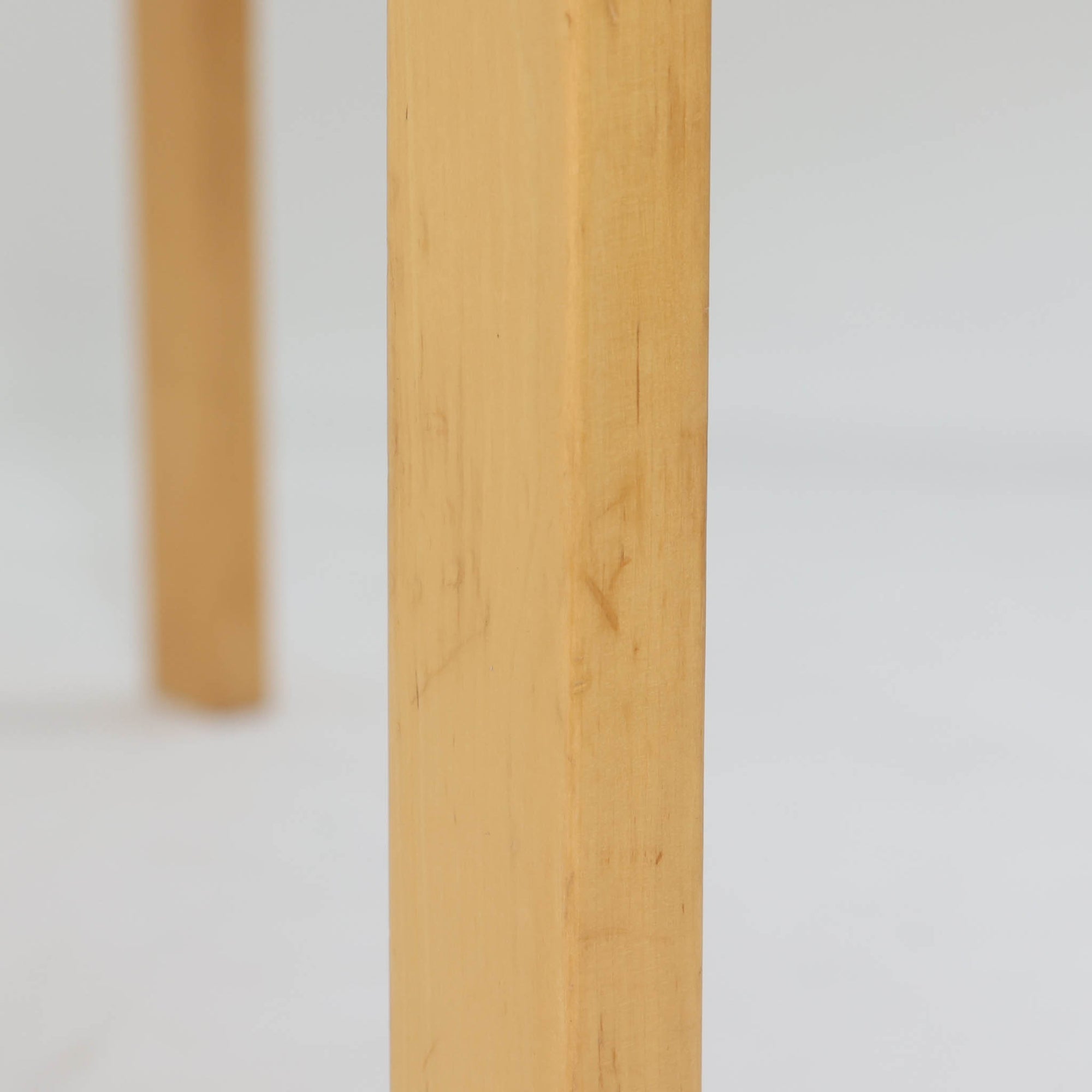 Alvar Aaltoがデザインし、Artekが製作したモデル81Bのダイニングテーブルです。バーチ材の柔らかな木肌と、アアルトを象徴するLレッグの曲木構造にリノリウム天板を組み合わせた、北欧モダンを代表するタイムレスな一台。幅120cmの使いやすいサイズは4人掛けのダイニングテーブルとしてはもちろん、書斎やワークスペースのデスクとしても取り入れやすい設計です。経年によって深みを増した木部の艶やかな表情と、使い込まれた天板の落ち着いた風合いがビンテージならではの魅力を高め、Artekオリジナルの希少性と普遍的なデザイン美が空間に上質な存在感をもたらします。