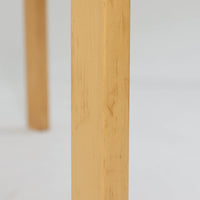 Alvar Aaltoがデザインし、Artekが製作したモデル81Bのダイニングテーブルです。バーチ材の柔らかな木肌と、アアルトを象徴するLレッグの曲木構造にリノリウム天板を組み合わせた、北欧モダンを代表するタイムレスな一台。幅120cmの使いやすいサイズは4人掛けのダイニングテーブルとしてはもちろん、書斎やワークスペースのデスクとしても取り入れやすい設計です。経年によって深みを増した木部の艶やかな表情と、使い込まれた天板の落ち着いた風合いがビンテージならではの魅力を高め、Artekオリジナルの希少性と普遍的なデザイン美が空間に上質な存在感をもたらします。