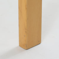 Alvar Aaltoがデザインし、Artekが製作したモデル81Bのダイニングテーブルです。バーチ材の柔らかな木肌と、アアルトを象徴するLレッグの曲木構造にリノリウム天板を組み合わせた、北欧モダンを代表するタイムレスな一台。幅120cmの使いやすいサイズは4人掛けのダイニングテーブルとしてはもちろん、書斎やワークスペースのデスクとしても取り入れやすい設計です。経年によって深みを増した木部の艶やかな表情と、使い込まれた天板の落ち着いた風合いがビンテージならではの魅力を高め、Artekオリジナルの希少性と普遍的なデザイン美が空間に上質な存在感をもたらします。