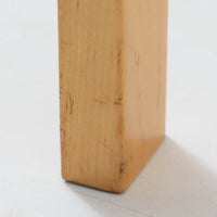 Alvar Aaltoがデザインし、Artekが製作したモデル81Bのダイニングテーブルです。バーチ材の柔らかな木肌と、アアルトを象徴するLレッグの曲木構造にリノリウム天板を組み合わせた、北欧モダンを代表するタイムレスな一台。幅120cmの使いやすいサイズは4人掛けのダイニングテーブルとしてはもちろん、書斎やワークスペースのデスクとしても取り入れやすい設計です。経年によって深みを増した木部の艶やかな表情と、使い込まれた天板の落ち着いた風合いがビンテージならではの魅力を高め、Artekオリジナルの希少性と普遍的なデザイン美が空間に上質な存在感をもたらします。