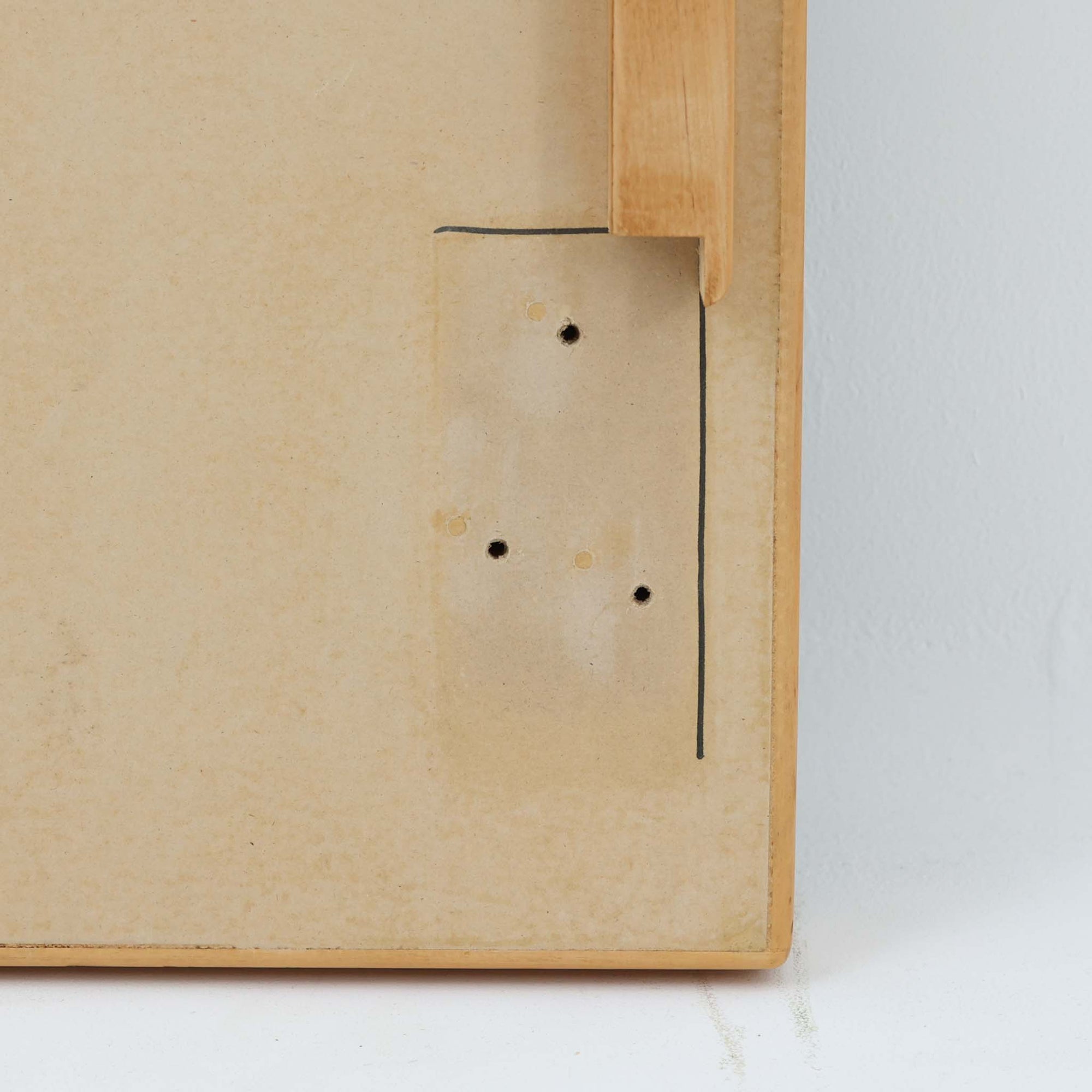 Alvar Aaltoがデザインし、Artekが製作したモデル81Bのダイニングテーブルです。バーチ材の柔らかな木肌と、アアルトを象徴するLレッグの曲木構造にリノリウム天板を組み合わせた、北欧モダンを代表するタイムレスな一台。幅120cmの使いやすいサイズは4人掛けのダイニングテーブルとしてはもちろん、書斎やワークスペースのデスクとしても取り入れやすい設計です。経年によって深みを増した木部の艶やかな表情と、使い込まれた天板の落ち着いた風合いがビンテージならではの魅力を高め、Artekオリジナルの希少性と普遍的なデザイン美が空間に上質な存在感をもたらします。