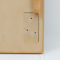 Alvar Aaltoがデザインし、Artekが製作したモデル81Bのダイニングテーブルです。バーチ材の柔らかな木肌と、アアルトを象徴するLレッグの曲木構造にリノリウム天板を組み合わせた、北欧モダンを代表するタイムレスな一台。幅120cmの使いやすいサイズは4人掛けのダイニングテーブルとしてはもちろん、書斎やワークスペースのデスクとしても取り入れやすい設計です。経年によって深みを増した木部の艶やかな表情と、使い込まれた天板の落ち着いた風合いがビンテージならではの魅力を高め、Artekオリジナルの希少性と普遍的なデザイン美が空間に上質な存在感をもたらします。