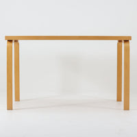 Alvar Aaltoがデザインし、Artekが製作したモデル81Bのダイニングテーブルです。バーチ材の柔らかな木肌と、アアルトを象徴するLレッグの曲木構造にリノリウム天板を組み合わせた、北欧モダンを代表するタイムレスな一台。幅120cmの使いやすいサイズは4人掛けのダイニングテーブルとしてはもちろん、書斎やワークスペースのデスクとしても取り入れやすい設計です。経年によって深みを増した木部の艶やかな表情と、使い込まれた天板の落ち着いた風合いがビンテージならではの魅力を高め、Artekオリジナルの希少性と普遍的なデザイン美が空間に上質な存在感をもたらします。