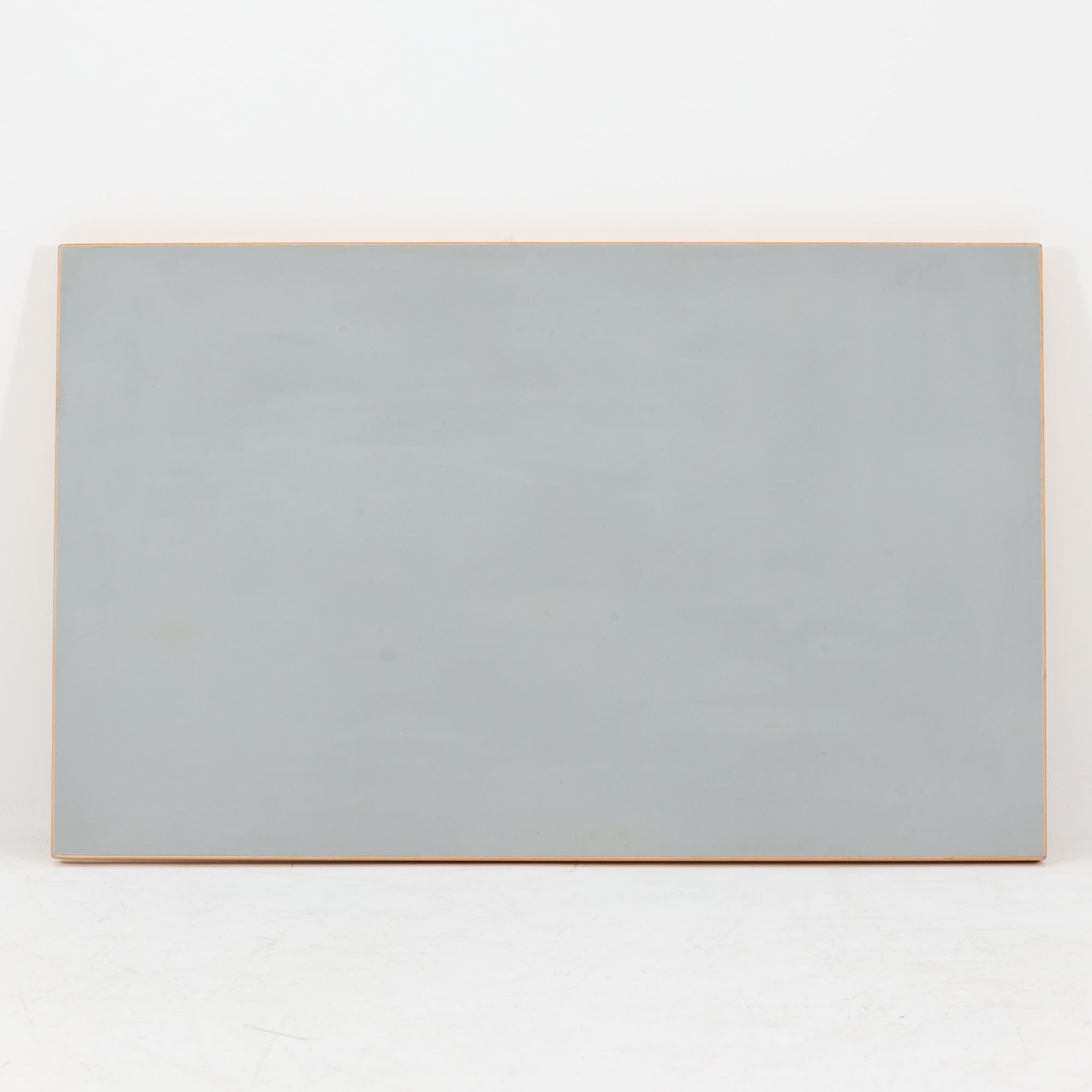 Alvar Aaltoがデザインし、Artekが製作したモデル81Bのダイニングテーブルです。バーチ材の柔らかな木肌と、アアルトを象徴するLレッグの曲木構造にリノリウム天板を組み合わせた、北欧モダンを代表するタイムレスな一台。幅120cmの使いやすいサイズは4人掛けのダイニングテーブルとしてはもちろん、書斎やワークスペースのデスクとしても取り入れやすい設計です。経年によって深みを増した木部の艶やかな表情と、使い込まれた天板の落ち着いた風合いがビンテージならではの魅力を高め、Artekオリジナルの希少性と普遍的なデザイン美が空間に上質な存在感をもたらします。