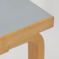 Alvar Aaltoがデザインし、Artekが製作したモデル81Bのダイニングテーブルです。バーチ材の柔らかな木肌と、アアルトを象徴するLレッグの曲木構造にリノリウム天板を組み合わせた、北欧モダンを代表するタイムレスな一台。幅120cmの使いやすいサイズは4人掛けのダイニングテーブルとしてはもちろん、書斎やワークスペースのデスクとしても取り入れやすい設計です。経年によって深みを増した木部の艶やかな表情と、使い込まれた天板の落ち着いた風合いがビンテージならではの魅力を高め、Artekオリジナルの希少性と普遍的なデザイン美が空間に上質な存在感をもたらします。