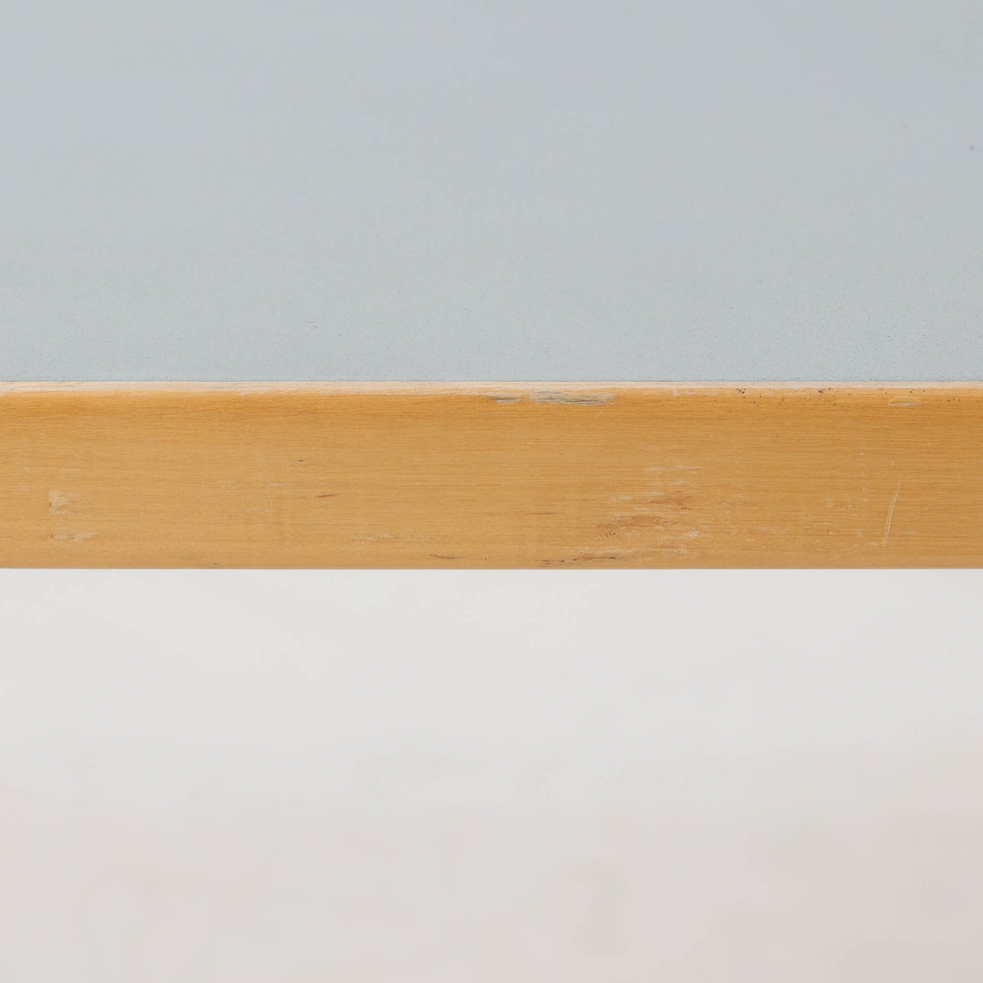 Alvar Aaltoがデザインし、Artekが製作したモデル81Bのダイニングテーブルです。バーチ材の柔らかな木肌と、アアルトを象徴するLレッグの曲木構造にリノリウム天板を組み合わせた、北欧モダンを代表するタイムレスな一台。幅120cmの使いやすいサイズは4人掛けのダイニングテーブルとしてはもちろん、書斎やワークスペースのデスクとしても取り入れやすい設計です。経年によって深みを増した木部の艶やかな表情と、使い込まれた天板の落ち着いた風合いがビンテージならではの魅力を高め、Artekオリジナルの希少性と普遍的なデザイン美が空間に上質な存在感をもたらします。