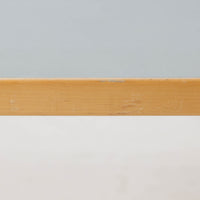 Alvar Aaltoがデザインし、Artekが製作したモデル81Bのダイニングテーブルです。バーチ材の柔らかな木肌と、アアルトを象徴するLレッグの曲木構造にリノリウム天板を組み合わせた、北欧モダンを代表するタイムレスな一台。幅120cmの使いやすいサイズは4人掛けのダイニングテーブルとしてはもちろん、書斎やワークスペースのデスクとしても取り入れやすい設計です。経年によって深みを増した木部の艶やかな表情と、使い込まれた天板の落ち着いた風合いがビンテージならではの魅力を高め、Artekオリジナルの希少性と普遍的なデザイン美が空間に上質な存在感をもたらします。