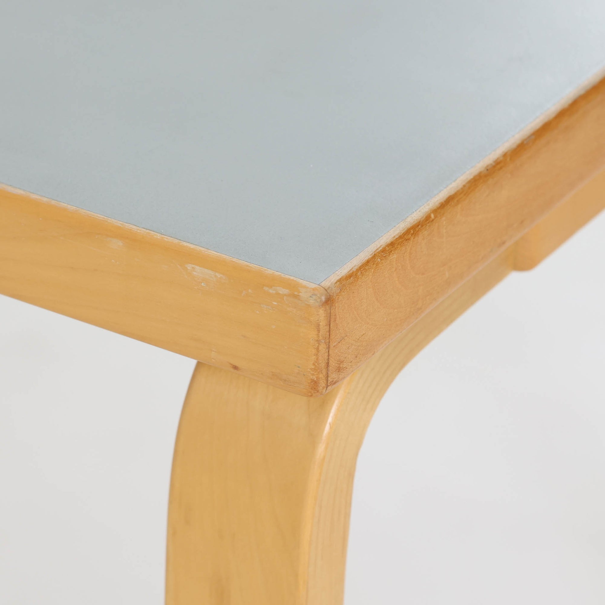 Alvar Aaltoがデザインし、Artekが製作したモデル81Bのダイニングテーブルです。バーチ材の柔らかな木肌と、アアルトを象徴するLレッグの曲木構造にリノリウム天板を組み合わせた、北欧モダンを代表するタイムレスな一台。幅120cmの使いやすいサイズは4人掛けのダイニングテーブルとしてはもちろん、書斎やワークスペースのデスクとしても取り入れやすい設計です。経年によって深みを増した木部の艶やかな表情と、使い込まれた天板の落ち着いた風合いがビンテージならではの魅力を高め、Artekオリジナルの希少性と普遍的なデザイン美が空間に上質な存在感をもたらします。