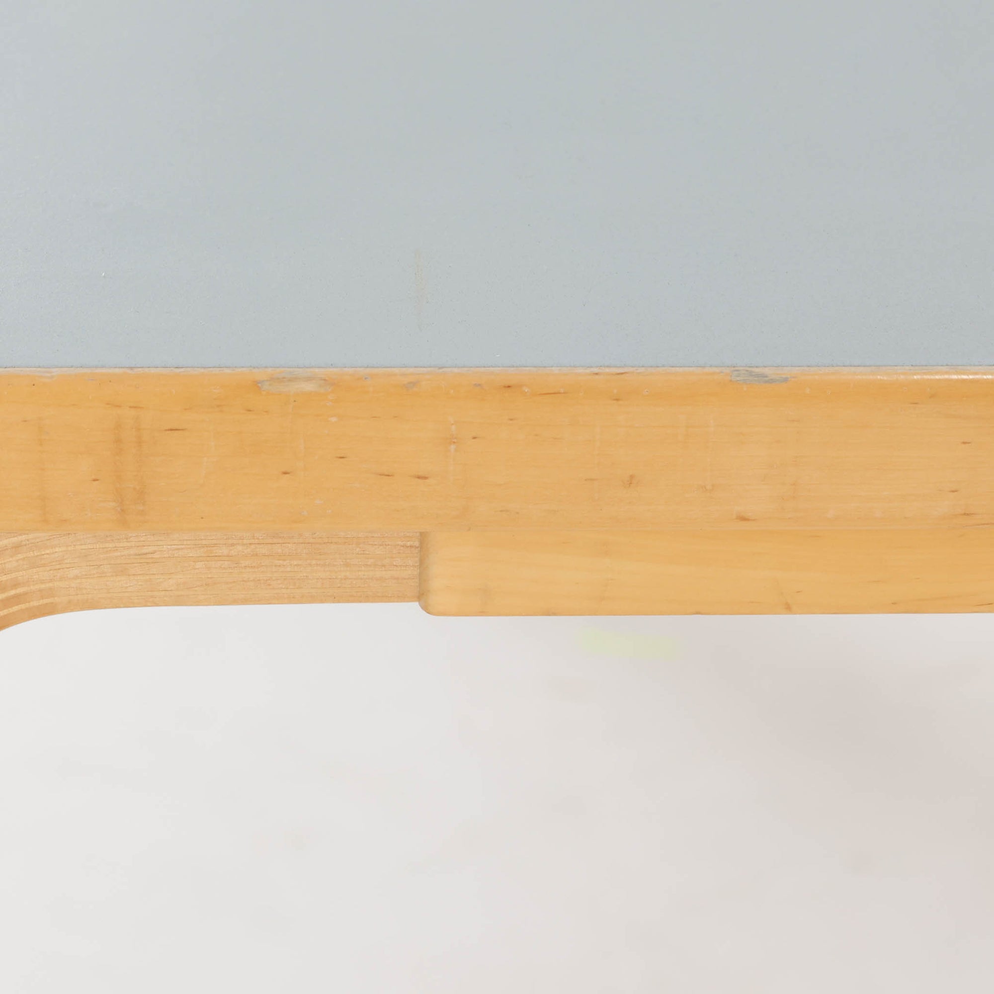 Alvar Aaltoがデザインし、Artekが製作したモデル81Bのダイニングテーブルです。バーチ材の柔らかな木肌と、アアルトを象徴するLレッグの曲木構造にリノリウム天板を組み合わせた、北欧モダンを代表するタイムレスな一台。幅120cmの使いやすいサイズは4人掛けのダイニングテーブルとしてはもちろん、書斎やワークスペースのデスクとしても取り入れやすい設計です。経年によって深みを増した木部の艶やかな表情と、使い込まれた天板の落ち着いた風合いがビンテージならではの魅力を高め、Artekオリジナルの希少性と普遍的なデザイン美が空間に上質な存在感をもたらします。