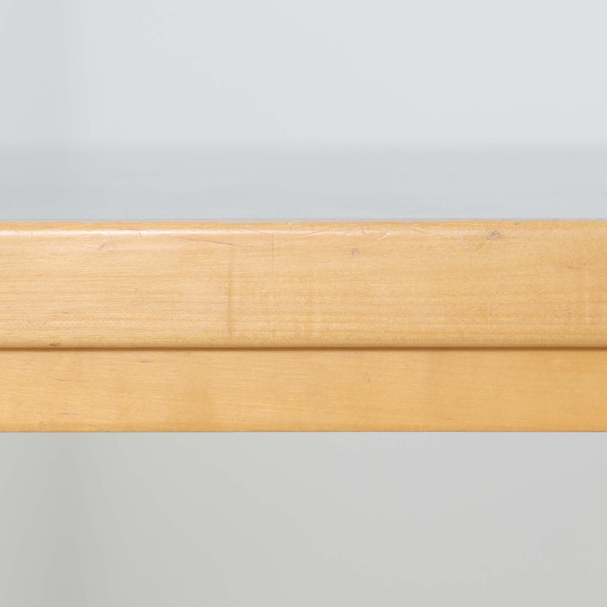 Alvar Aaltoがデザインし、Artekが製作したモデル81Bのダイニングテーブルです。バーチ材の柔らかな木肌と、アアルトを象徴するLレッグの曲木構造にリノリウム天板を組み合わせた、北欧モダンを代表するタイムレスな一台。幅120cmの使いやすいサイズは4人掛けのダイニングテーブルとしてはもちろん、書斎やワークスペースのデスクとしても取り入れやすい設計です。経年によって深みを増した木部の艶やかな表情と、使い込まれた天板の落ち着いた風合いがビンテージならではの魅力を高め、Artekオリジナルの希少性と普遍的なデザイン美が空間に上質な存在感をもたらします。