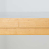 Alvar Aaltoがデザインし、Artekが製作したモデル81Bのダイニングテーブルです。バーチ材の柔らかな木肌と、アアルトを象徴するLレッグの曲木構造にリノリウム天板を組み合わせた、北欧モダンを代表するタイムレスな一台。幅120cmの使いやすいサイズは4人掛けのダイニングテーブルとしてはもちろん、書斎やワークスペースのデスクとしても取り入れやすい設計です。経年によって深みを増した木部の艶やかな表情と、使い込まれた天板の落ち着いた風合いがビンテージならではの魅力を高め、Artekオリジナルの希少性と普遍的なデザイン美が空間に上質な存在感をもたらします。