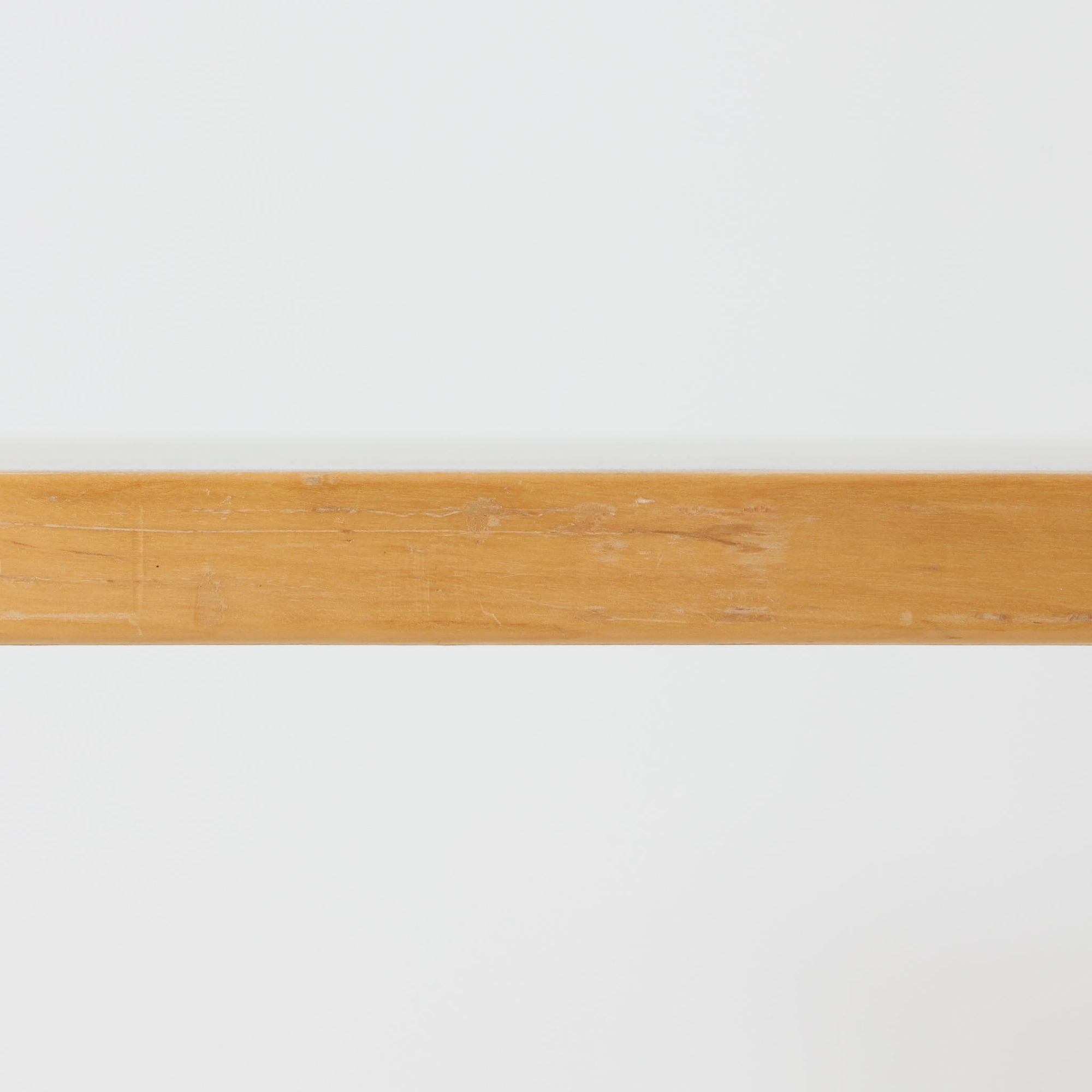 Alvar Aaltoがデザインし、Artekが製作したモデル81Bのダイニングテーブルです。バーチ材の柔らかな木肌と、アアルトを象徴するLレッグの曲木構造にリノリウム天板を組み合わせた、北欧モダンを代表するタイムレスな一台。幅120cmの使いやすいサイズは4人掛けのダイニングテーブルとしてはもちろん、書斎やワークスペースのデスクとしても取り入れやすい設計です。経年によって深みを増した木部の艶やかな表情と、使い込まれた天板の落ち着いた風合いがビンテージならではの魅力を高め、Artekオリジナルの希少性と普遍的なデザイン美が空間に上質な存在感をもたらします。