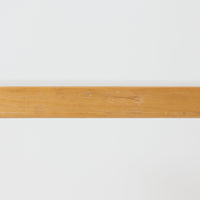 Alvar Aaltoがデザインし、Artekが製作したモデル81Bのダイニングテーブルです。バーチ材の柔らかな木肌と、アアルトを象徴するLレッグの曲木構造にリノリウム天板を組み合わせた、北欧モダンを代表するタイムレスな一台。幅120cmの使いやすいサイズは4人掛けのダイニングテーブルとしてはもちろん、書斎やワークスペースのデスクとしても取り入れやすい設計です。経年によって深みを増した木部の艶やかな表情と、使い込まれた天板の落ち着いた風合いがビンテージならではの魅力を高め、Artekオリジナルの希少性と普遍的なデザイン美が空間に上質な存在感をもたらします。