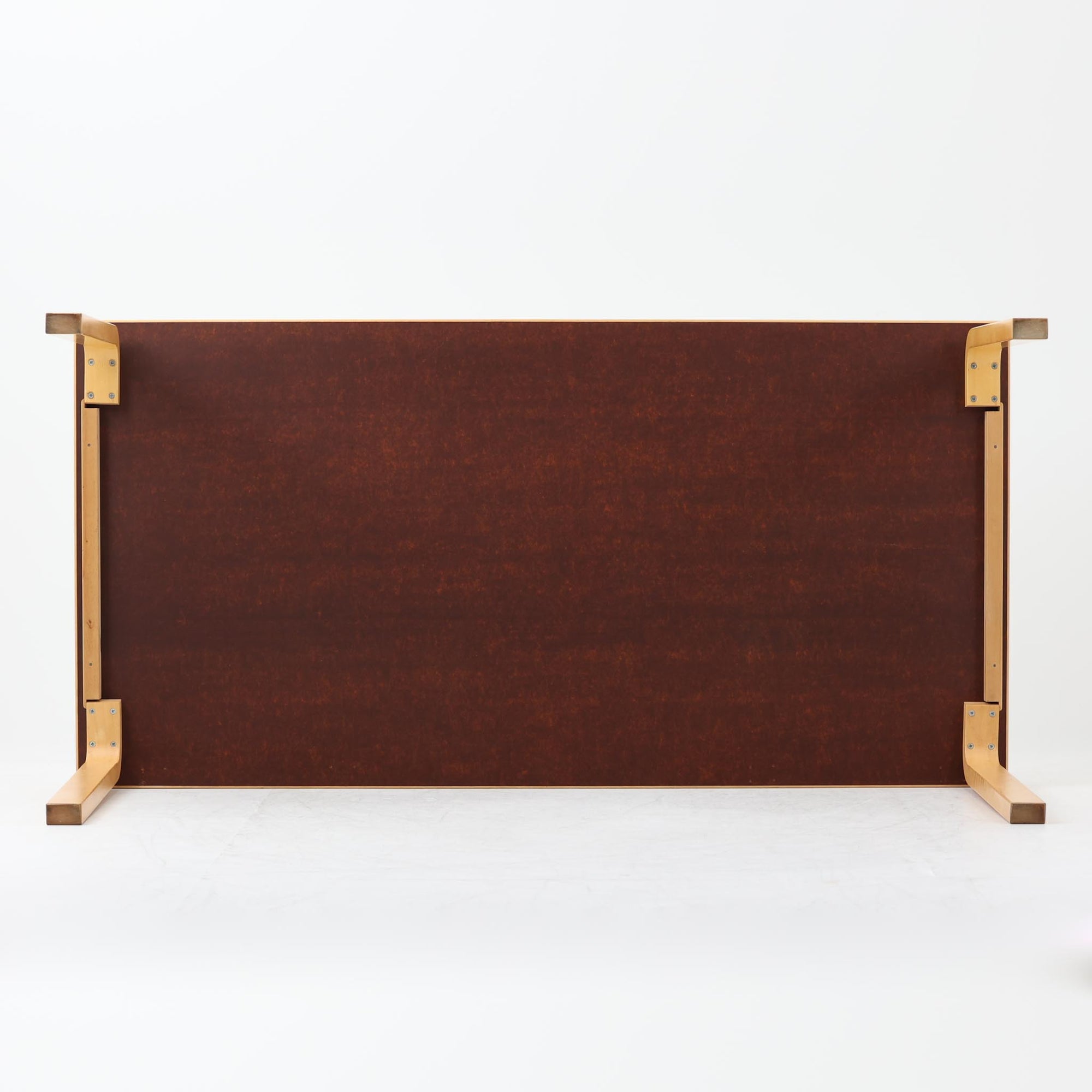Alvar Aaltoが手掛け、Artekより製造された北欧デザインを代表するダイニングテーブルです。天板には実用性に優れたリノリウム、フレームにはバーチ材を使用し、アアルトならではの美しいLレッグ構造が軽やかな印象を与えます。無駄を削ぎ落としたシンプルなフォルムは空間に自然に溶け込み、幅182cmのゆとりあるサイズでダイニングやワークスペースにも最適です。機能美と耐久性を兼ね備えた名作として長く愛され続けており、経年による風合いも楽しめる北欧ビンテージならではの魅力を備えています。