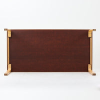 Alvar Aaltoが手掛け、Artekより製造された北欧デザインを代表するダイニングテーブルです。天板には実用性に優れたリノリウム、フレームにはバーチ材を使用し、アアルトならではの美しいLレッグ構造が軽やかな印象を与えます。無駄を削ぎ落としたシンプルなフォルムは空間に自然に溶け込み、幅182cmのゆとりあるサイズでダイニングやワークスペースにも最適です。機能美と耐久性を兼ね備えた名作として長く愛され続けており、経年による風合いも楽しめる北欧ビンテージならではの魅力を備えています。