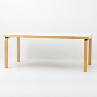 Alvar Aaltoが手掛け、Artekより製造された北欧デザインを代表するダイニングテーブルです。天板には実用性に優れたリノリウム、フレームにはバーチ材を使用し、アアルトならではの美しいLレッグ構造が軽やかな印象を与えます。無駄を削ぎ落としたシンプルなフォルムは空間に自然に溶け込み、幅182cmのゆとりあるサイズでダイニングやワークスペースにも最適です。機能美と耐久性を兼ね備えた名作として長く愛され続けており、経年による風合いも楽しめる北欧ビンテージならではの魅力を備えています。