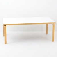 Alvar Aaltoが手掛け、Artekより製造された北欧デザインを代表するダイニングテーブルです。天板には実用性に優れたリノリウム、フレームにはバーチ材を使用し、アアルトならではの美しいLレッグ構造が軽やかな印象を与えます。無駄を削ぎ落としたシンプルなフォルムは空間に自然に溶け込み、幅182cmのゆとりあるサイズでダイニングやワークスペースにも最適です。機能美と耐久性を兼ね備えた名作として長く愛され続けており、経年による風合いも楽しめる北欧ビンテージならではの魅力を備えています。