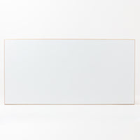 Alvar Aaltoが手掛け、Artekより製造された北欧デザインを代表するダイニングテーブルです。天板には実用性に優れたリノリウム、フレームにはバーチ材を使用し、アアルトならではの美しいLレッグ構造が軽やかな印象を与えます。無駄を削ぎ落としたシンプルなフォルムは空間に自然に溶け込み、幅182cmのゆとりあるサイズでダイニングやワークスペースにも最適です。機能美と耐久性を兼ね備えた名作として長く愛され続けており、経年による風合いも楽しめる北欧ビンテージならではの魅力を備えています。