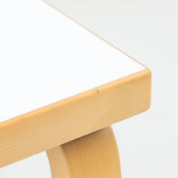 Alvar Aaltoが手掛け、Artekより製造された北欧デザインを代表するダイニングテーブルです。天板には実用性に優れたリノリウム、フレームにはバーチ材を使用し、アアルトならではの美しいLレッグ構造が軽やかな印象を与えます。無駄を削ぎ落としたシンプルなフォルムは空間に自然に溶け込み、幅182cmのゆとりあるサイズでダイニングやワークスペースにも最適です。機能美と耐久性を兼ね備えた名作として長く愛され続けており、経年による風合いも楽しめる北欧ビンテージならではの魅力を備えています。