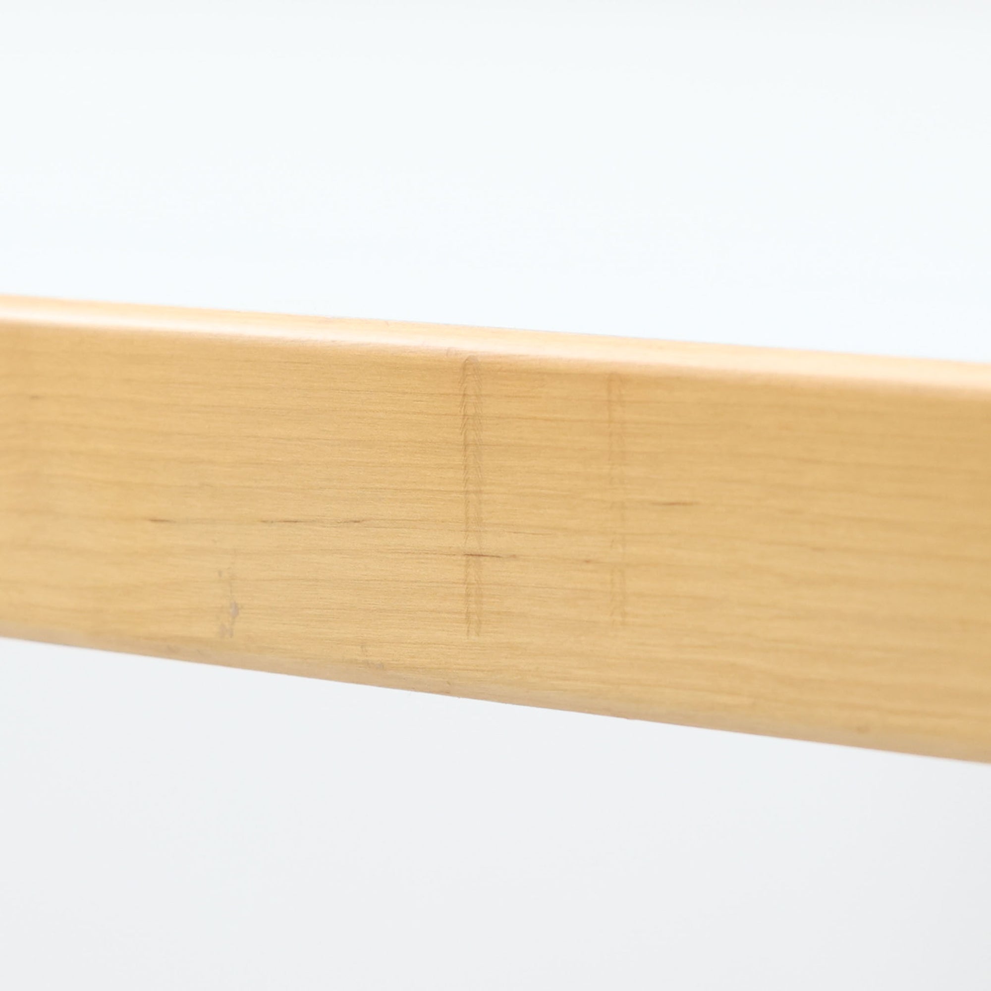 Alvar Aaltoが手掛け、Artekより製造された北欧デザインを代表するダイニングテーブルです。天板には実用性に優れたリノリウム、フレームにはバーチ材を使用し、アアルトならではの美しいLレッグ構造が軽やかな印象を与えます。無駄を削ぎ落としたシンプルなフォルムは空間に自然に溶け込み、幅182cmのゆとりあるサイズでダイニングやワークスペースにも最適です。機能美と耐久性を兼ね備えた名作として長く愛され続けており、経年による風合いも楽しめる北欧ビンテージならではの魅力を備えています。