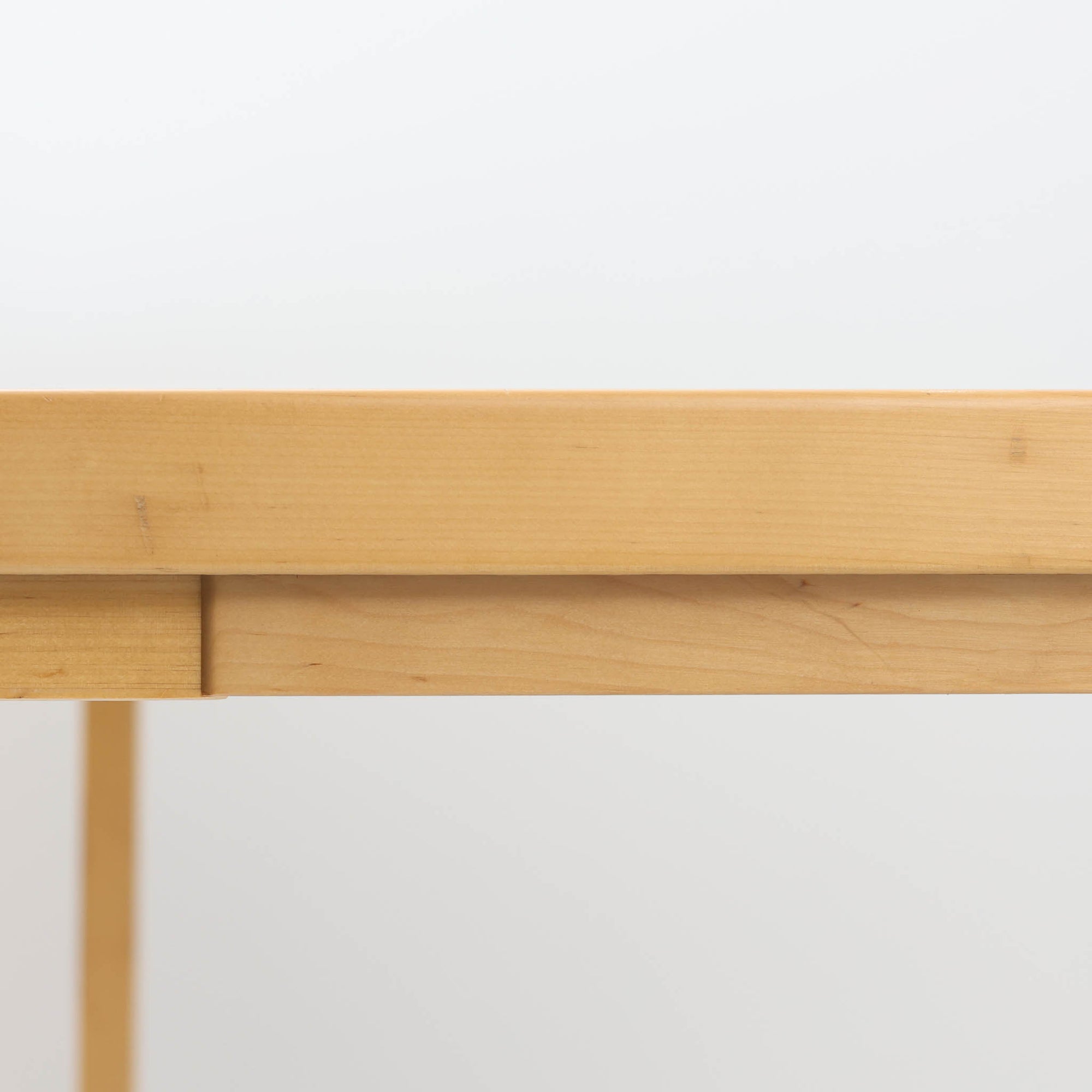 Alvar Aaltoが手掛け、Artekより製造された北欧デザインを代表するダイニングテーブルです。天板には実用性に優れたリノリウム、フレームにはバーチ材を使用し、アアルトならではの美しいLレッグ構造が軽やかな印象を与えます。無駄を削ぎ落としたシンプルなフォルムは空間に自然に溶け込み、幅182cmのゆとりあるサイズでダイニングやワークスペースにも最適です。機能美と耐久性を兼ね備えた名作として長く愛され続けており、経年による風合いも楽しめる北欧ビンテージならではの魅力を備えています。