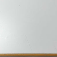 Alvar Aaltoが手掛け、Artekより製造された北欧デザインを代表するダイニングテーブルです。天板には実用性に優れたリノリウム、フレームにはバーチ材を使用し、アアルトならではの美しいLレッグ構造が軽やかな印象を与えます。無駄を削ぎ落としたシンプルなフォルムは空間に自然に溶け込み、幅182cmのゆとりあるサイズでダイニングやワークスペースにも最適です。機能美と耐久性を兼ね備えた名作として長く愛され続けており、経年による風合いも楽しめる北欧ビンテージならではの魅力を備えています。