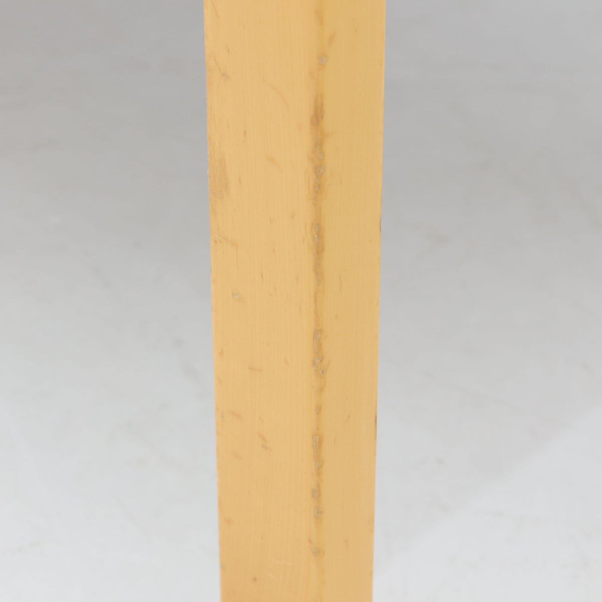 Artek（アルテック）社の「Table 81A」、Alvar Aalto（アルヴァ・アアルト）によるデザインのビンテージダイニングテーブルです。バーチ材を曲げて成形した象徴的なLレッグに、ホワイトのリノリウム天板を組み合わせた端正な佇まいが特徴。装飾を抑えたシンプルな構成ながら、柔らかな脚部の曲線にアアルトらしい造形美が表れています。幅150cmで食卓からワークテーブルまで使いやすく、時代を超えて空間に馴染む普遍的な魅力を備えています。