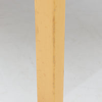 Artek（アルテック）社の「Table 81A」、Alvar Aalto（アルヴァ・アアルト）によるデザインのビンテージダイニングテーブルです。バーチ材を曲げて成形した象徴的なLレッグに、ホワイトのリノリウム天板を組み合わせた端正な佇まいが特徴。装飾を抑えたシンプルな構成ながら、柔らかな脚部の曲線にアアルトらしい造形美が表れています。幅150cmで食卓からワークテーブルまで使いやすく、時代を超えて空間に馴染む普遍的な魅力を備えています。