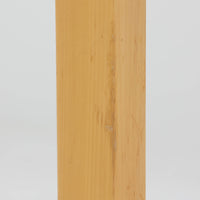 Artek（アルテック）社の「Table 81A」、Alvar Aalto（アルヴァ・アアルト）によるデザインのビンテージダイニングテーブルです。バーチ材を曲げて成形した象徴的なLレッグに、ホワイトのリノリウム天板を組み合わせた端正な佇まいが特徴。装飾を抑えたシンプルな構成ながら、柔らかな脚部の曲線にアアルトらしい造形美が表れています。幅150cmで食卓からワークテーブルまで使いやすく、時代を超えて空間に馴染む普遍的な魅力を備えています。