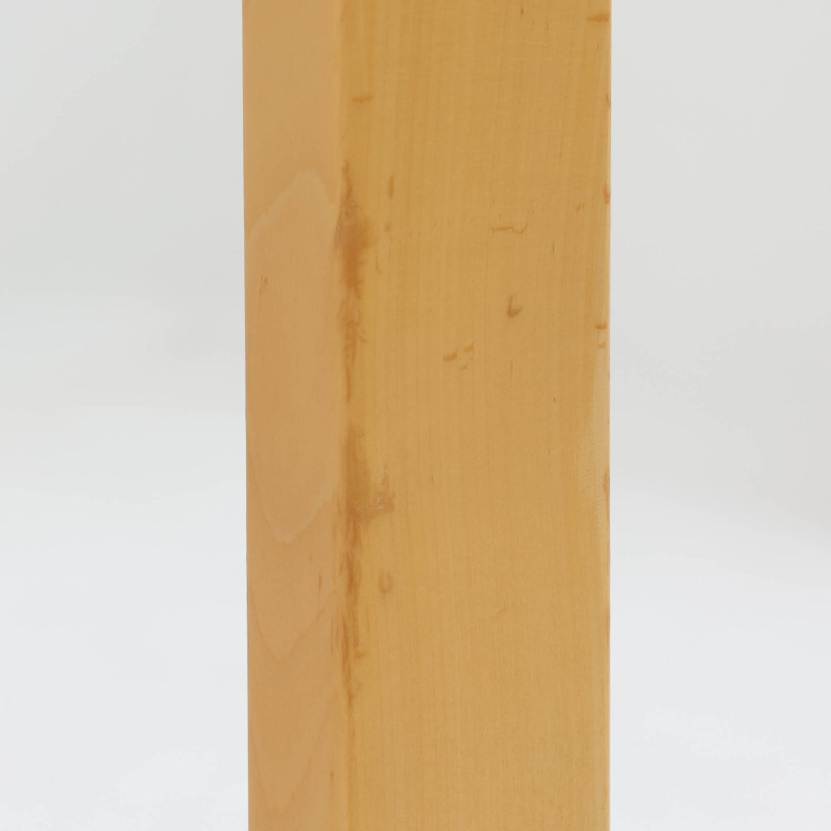 Artek（アルテック）社の「Table 81A」、Alvar Aalto（アルヴァ・アアルト）によるデザインのビンテージダイニングテーブルです。バーチ材を曲げて成形した象徴的なLレッグに、ホワイトのリノリウム天板を組み合わせた端正な佇まいが特徴。装飾を抑えたシンプルな構成ながら、柔らかな脚部の曲線にアアルトらしい造形美が表れています。幅150cmで食卓からワークテーブルまで使いやすく、時代を超えて空間に馴染む普遍的な魅力を備えています。