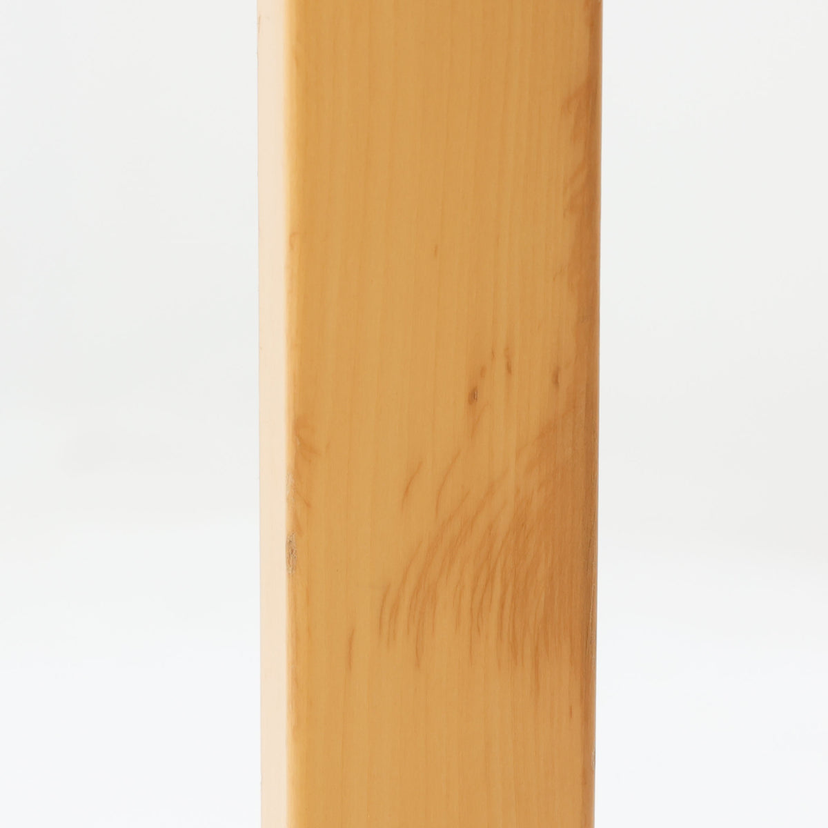 Artek（アルテック）社の「Table 81A」、Alvar Aalto（アルヴァ・アアルト）によるデザインのビンテージダイニングテーブルです。バーチ材を曲げて成形した象徴的なLレッグに、ホワイトのリノリウム天板を組み合わせた端正な佇まいが特徴。装飾を抑えたシンプルな構成ながら、柔らかな脚部の曲線にアアルトらしい造形美が表れています。幅150cmで食卓からワークテーブルまで使いやすく、時代を超えて空間に馴染む普遍的な魅力を備えています。