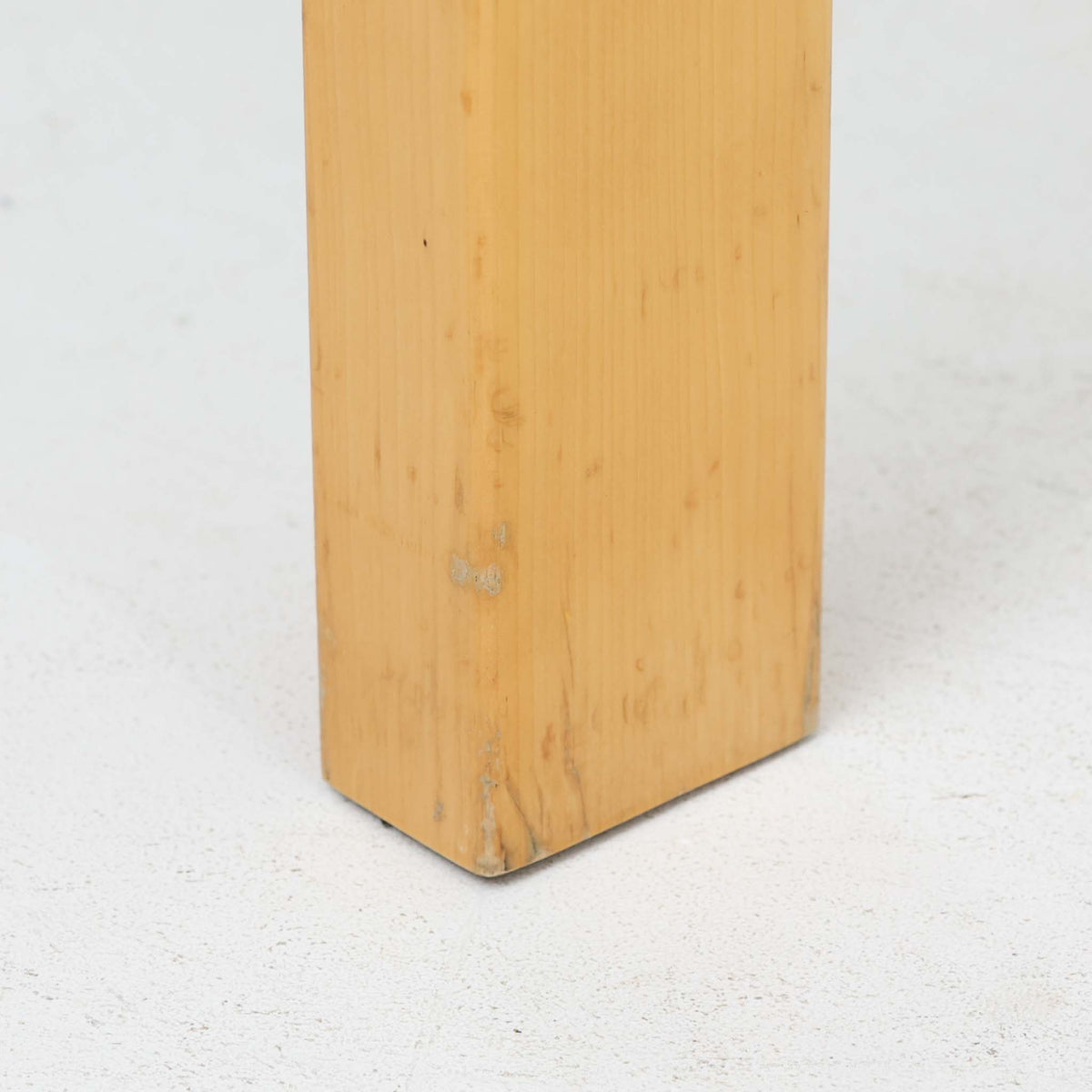 Artek（アルテック）社の「Table 81A」、Alvar Aalto（アルヴァ・アアルト）によるデザインのビンテージダイニングテーブルです。バーチ材を曲げて成形した象徴的なLレッグに、ホワイトのリノリウム天板を組み合わせた端正な佇まいが特徴。装飾を抑えたシンプルな構成ながら、柔らかな脚部の曲線にアアルトらしい造形美が表れています。幅150cmで食卓からワークテーブルまで使いやすく、時代を超えて空間に馴染む普遍的な魅力を備えています。