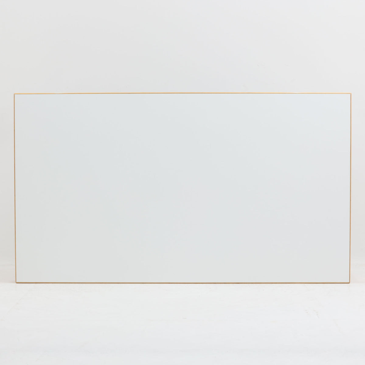 Artek（アルテック）社の「Table 81A」、Alvar Aalto（アルヴァ・アアルト）によるデザインのビンテージダイニングテーブルです。バーチ材を曲げて成形した象徴的なLレッグに、ホワイトのリノリウム天板を組み合わせた端正な佇まいが特徴。装飾を抑えたシンプルな構成ながら、柔らかな脚部の曲線にアアルトらしい造形美が表れています。幅150cmで食卓からワークテーブルまで使いやすく、時代を超えて空間に馴染む普遍的な魅力を備えています。