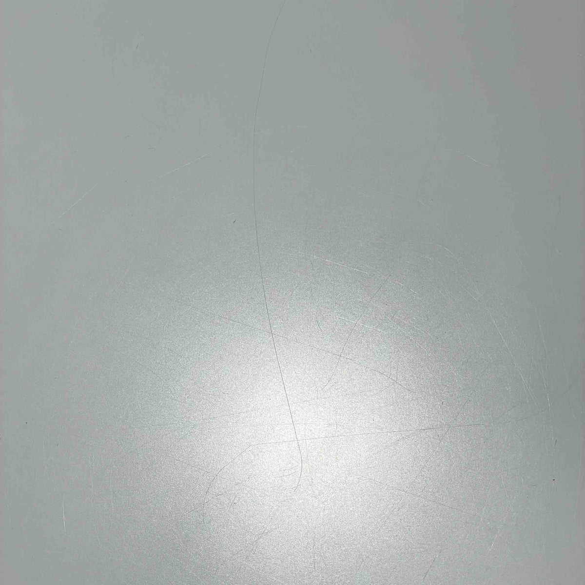 Artek（アルテック）社の「Table 81A」、Alvar Aalto（アルヴァ・アアルト）によるデザインのビンテージダイニングテーブルです。バーチ材を曲げて成形した象徴的なLレッグに、ホワイトのリノリウム天板を組み合わせた端正な佇まいが特徴。装飾を抑えたシンプルな構成ながら、柔らかな脚部の曲線にアアルトらしい造形美が表れています。幅150cmで食卓からワークテーブルまで使いやすく、時代を超えて空間に馴染む普遍的な魅力を備えています。