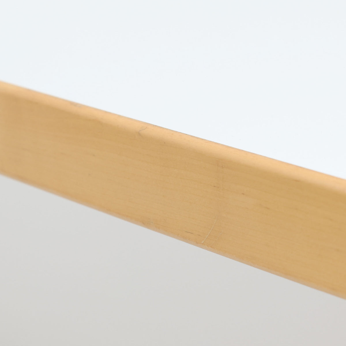 Artek（アルテック）社の「Table 81A」、Alvar Aalto（アルヴァ・アアルト）によるデザインのビンテージダイニングテーブルです。バーチ材を曲げて成形した象徴的なLレッグに、ホワイトのリノリウム天板を組み合わせた端正な佇まいが特徴。装飾を抑えたシンプルな構成ながら、柔らかな脚部の曲線にアアルトらしい造形美が表れています。幅150cmで食卓からワークテーブルまで使いやすく、時代を超えて空間に馴染む普遍的な魅力を備えています。