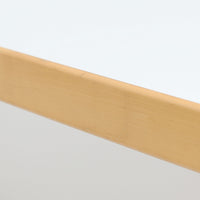 Artek（アルテック）社の「Table 81A」、Alvar Aalto（アルヴァ・アアルト）によるデザインのビンテージダイニングテーブルです。バーチ材を曲げて成形した象徴的なLレッグに、ホワイトのリノリウム天板を組み合わせた端正な佇まいが特徴。装飾を抑えたシンプルな構成ながら、柔らかな脚部の曲線にアアルトらしい造形美が表れています。幅150cmで食卓からワークテーブルまで使いやすく、時代を超えて空間に馴染む普遍的な魅力を備えています。
