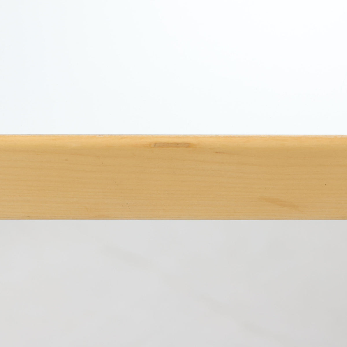 Artek（アルテック）社の「Table 81A」、Alvar Aalto（アルヴァ・アアルト）によるデザインのビンテージダイニングテーブルです。バーチ材を曲げて成形した象徴的なLレッグに、ホワイトのリノリウム天板を組み合わせた端正な佇まいが特徴。装飾を抑えたシンプルな構成ながら、柔らかな脚部の曲線にアアルトらしい造形美が表れています。幅150cmで食卓からワークテーブルまで使いやすく、時代を超えて空間に馴染む普遍的な魅力を備えています。
