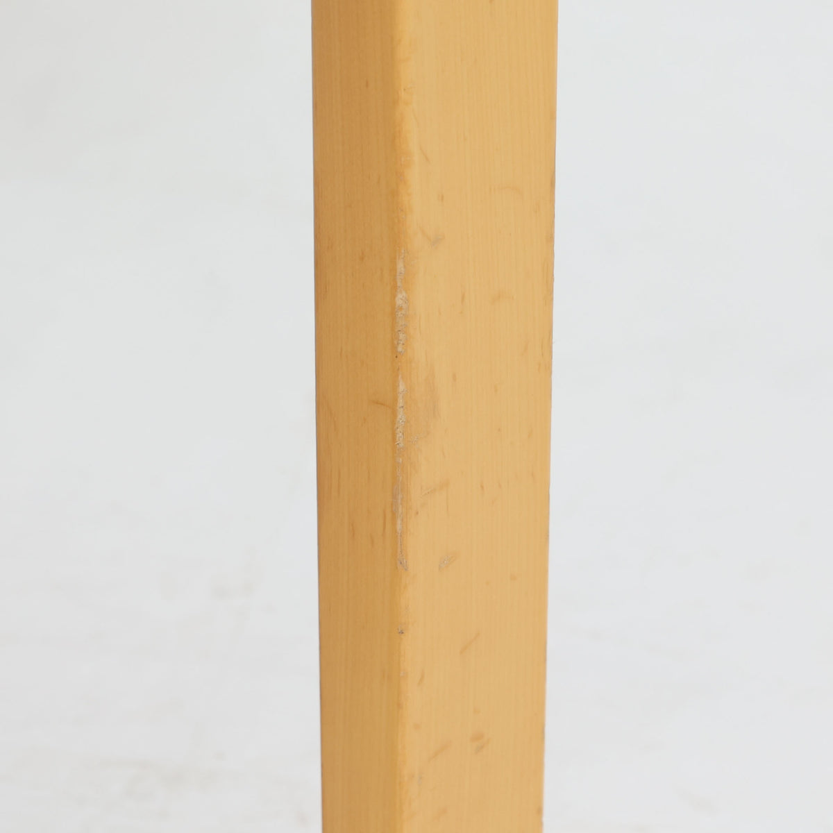 Artek（アルテック）社の「Table 81A」、Alvar Aalto（アルヴァ・アアルト）によるデザインのビンテージダイニングテーブルです。バーチ材を曲げて成形した象徴的なLレッグに、ホワイトのリノリウム天板を組み合わせた端正な佇まいが特徴。装飾を抑えたシンプルな構成ながら、柔らかな脚部の曲線にアアルトらしい造形美が表れています。幅150cmで食卓からワークテーブルまで使いやすく、時代を超えて空間に馴染む普遍的な魅力を備えています。