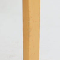 Artek（アルテック）社の「Table 81A」、Alvar Aalto（アルヴァ・アアルト）によるデザインのビンテージダイニングテーブルです。バーチ材を曲げて成形した象徴的なLレッグに、ホワイトのリノリウム天板を組み合わせた端正な佇まいが特徴。装飾を抑えたシンプルな構成ながら、柔らかな脚部の曲線にアアルトらしい造形美が表れています。幅150cmで食卓からワークテーブルまで使いやすく、時代を超えて空間に馴染む普遍的な魅力を備えています。