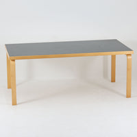 Alvar Aaltoが手掛けたArtekの名作「Table 83」です。バーチ材のフレームにリノリウム天板を組み合わせた、機能美あふれるデザインが魅力。アアルトを象徴するLレッグ構造は、無駄を削ぎ落とした軽やかなフォルムと優れた耐久性を両立しています。幅182cmのゆとりあるサイズはダイニングテーブルとしてはもちろん、ワークテーブルやミーティングテーブルとしても活躍。長年愛され続ける北欧モダンデザインとビンテージならではの風合いを楽しめる一台です。