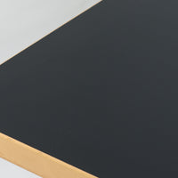 Alvar Aaltoが手掛けたArtekの名作「Table 83」です。バーチ材のフレームにリノリウム天板を組み合わせた、機能美あふれるデザインが魅力。アアルトを象徴するLレッグ構造は、無駄を削ぎ落とした軽やかなフォルムと優れた耐久性を両立しています。幅182cmのゆとりあるサイズはダイニングテーブルとしてはもちろん、ワークテーブルやミーティングテーブルとしても活躍。長年愛され続ける北欧モダンデザインとビンテージならではの風合いを楽しめる一台です。