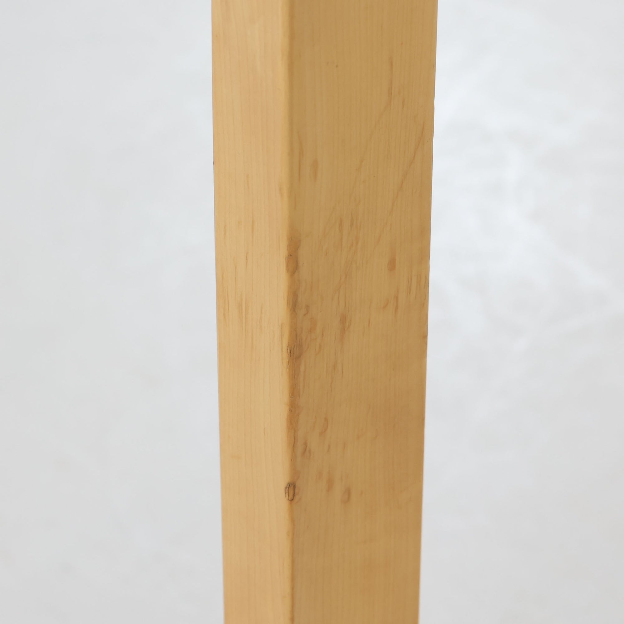 Alvar Aaltoが手掛けたArtekの名作「Table 83」です。バーチ材のフレームにリノリウム天板を組み合わせた、機能美あふれるデザインが魅力。アアルトを象徴するLレッグ構造は、無駄を削ぎ落とした軽やかなフォルムと優れた耐久性を両立しています。幅182cmのゆとりあるサイズはダイニングテーブルとしてはもちろん、ワークテーブルやミーティングテーブルとしても活躍。長年愛され続ける北欧モダンデザインとビンテージならではの風合いを楽しめる一台です。