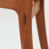 Vilhelm Wohlertがデザインを手掛け、Soborg Moblerより製造されたModel 402ダイニングチェアです。チーク材ならではの美しい木目と、楕円形に成形された背もたれや繊細なフレームが軽やかで洗練された印象を演出します。座面は身体に沿う緩やかなカーブを描き、快適な掛け心地を実現。シンプルで無駄のない構造は北欧デザインらしい機能美を感じさせ、ダイニングはもちろんデスクチェアやアクセントチェアとしても活躍します。長い年月を経て深みを増した風合いと丁寧な職人技が魅力の北欧ビンテージです。