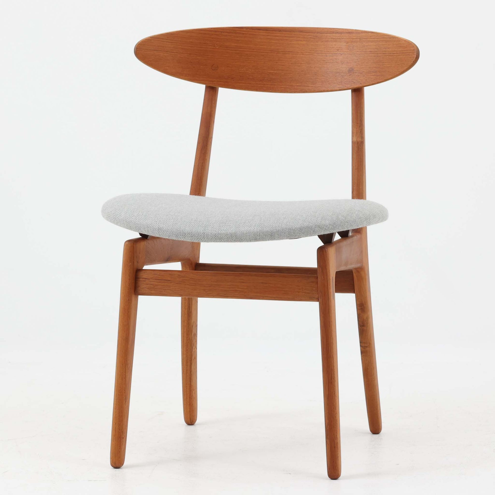 Vilhelm Wohlertがデザインを手掛け、Soborg Moblerより製造されたModel 402ダイニングチェアです。チーク材ならではの美しい木目と、楕円形に成形された背もたれや繊細なフレームが軽やかで洗練された印象を演出します。座面は身体に沿う緩やかなカーブを描き、快適な掛け心地を実現。シンプルで無駄のない構造は北欧デザインらしい機能美を感じさせ、ダイニングはもちろんデスクチェアやアクセントチェアとしても活躍します。長い年月を経て深みを増した風合いと丁寧な職人技が魅力の北欧ビンテージです。