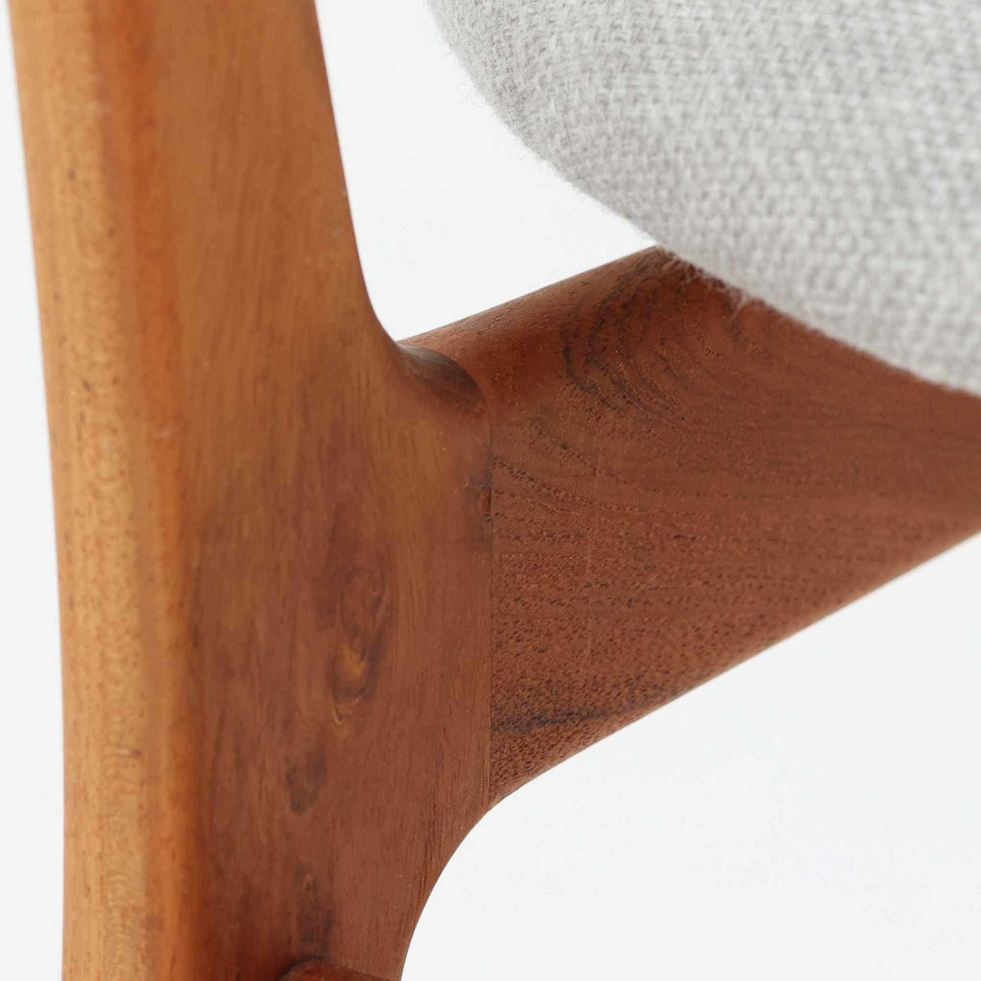 Vilhelm Wohlertがデザインを手掛け、Soborg Moblerより製造されたModel 402ダイニングチェアです。チーク材ならではの美しい木目と、楕円形に成形された背もたれや繊細なフレームが軽やかで洗練された印象を演出します。座面は身体に沿う緩やかなカーブを描き、快適な掛け心地を実現。シンプルで無駄のない構造は北欧デザインらしい機能美を感じさせ、ダイニングはもちろんデスクチェアやアクセントチェアとしても活躍します。長い年月を経て深みを増した風合いと丁寧な職人技が魅力の北欧ビンテージです。