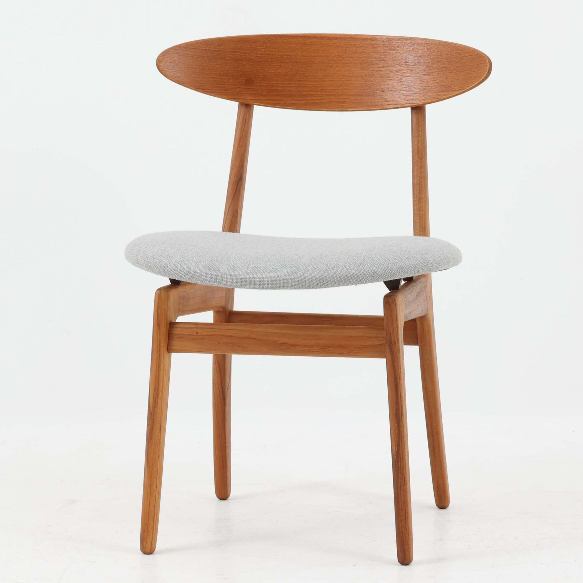 Vilhelm Wohlertがデザインを手掛け、Soborg Moblerより製造されたModel 402ダイニングチェアです。チーク材ならではの美しい木目と、楕円形に成形された背もたれや繊細なフレームが軽やかで洗練された印象を演出します。座面は身体に沿う緩やかなカーブを描き、快適な掛け心地を実現。シンプルで無駄のない構造は北欧デザインらしい機能美を感じさせ、ダイニングはもちろんデスクチェアやアクセントチェアとしても活躍します。長い年月を経て深みを増した風合いと丁寧な職人技が魅力の北欧ビンテージです。