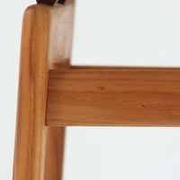 Vilhelm Wohlertがデザインを手掛け、Soborg Moblerより製造されたModel 402ダイニングチェアです。チーク材ならではの美しい木目と、楕円形に成形された背もたれや繊細なフレームが軽やかで洗練された印象を演出します。座面は身体に沿う緩やかなカーブを描き、快適な掛け心地を実現。シンプルで無駄のない構造は北欧デザインらしい機能美を感じさせ、ダイニングはもちろんデスクチェアやアクセントチェアとしても活躍します。長い年月を経て深みを増した風合いと丁寧な職人技が魅力の北欧ビンテージです。
