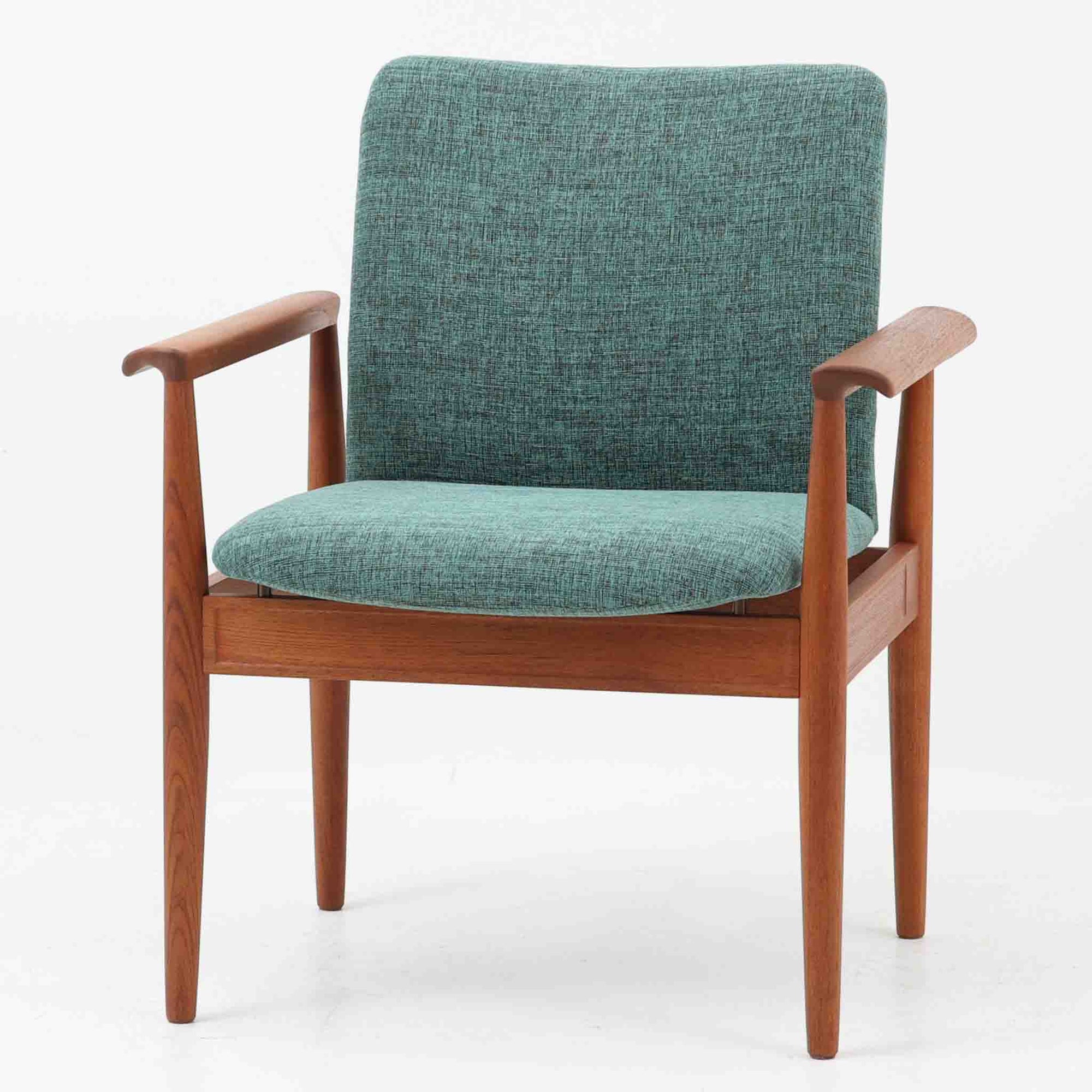 フィン・ユールがデザインし、France &amp; Sonが製造した「Diplomat Chair」の北欧ビンテージ品です。チーク材のフレームは、先端を緩やかに削り込んだアームや細身の脚部に繊細な造形美が表れ、背と座のクッションを軽やかに支える構成が特徴です。包み込むような背もたれと広めの座面により、ダイニングはもちろん書斎やリビングのパーソナルチェアとしても活躍します。経年によって深まった木部の色艶と、名作ならではの端正な存在感を楽しめる一脚です。