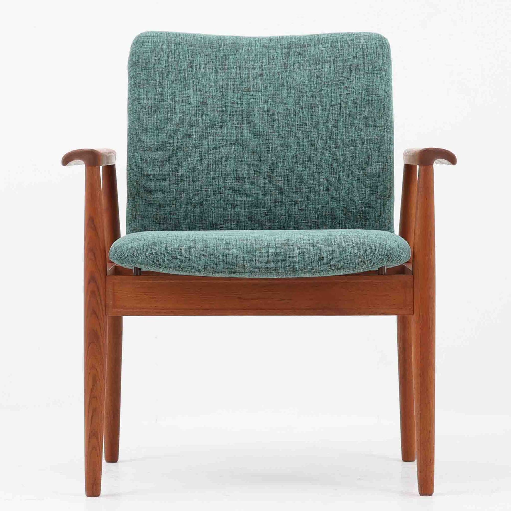 フィン・ユールがデザインし、France &amp; Sonが製造した「Diplomat Chair」の北欧ビンテージ品です。チーク材のフレームは、先端を緩やかに削り込んだアームや細身の脚部に繊細な造形美が表れ、背と座のクッションを軽やかに支える構成が特徴です。包み込むような背もたれと広めの座面により、ダイニングはもちろん書斎やリビングのパーソナルチェアとしても活躍します。経年によって深まった木部の色艶と、名作ならではの端正な存在感を楽しめる一脚です。